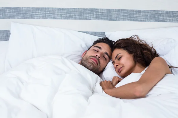 Couple avec les yeux fermés sur le lit — Photo