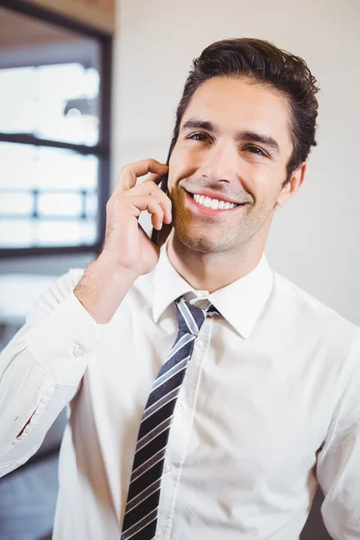 Profissional de negócios falando no telefone móvel — Fotografia de Stock