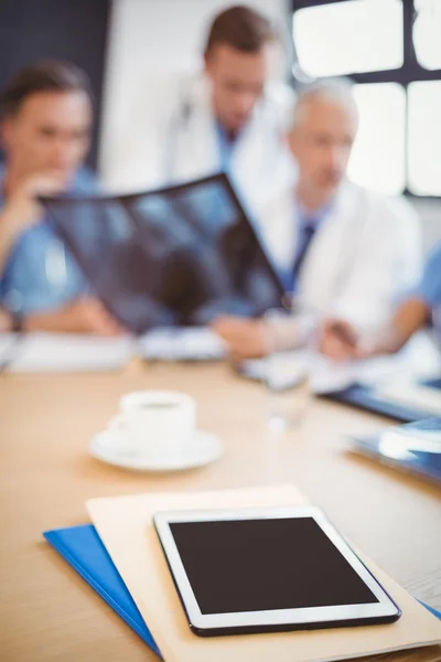 Digital tablet och fil på bord — Stockfoto