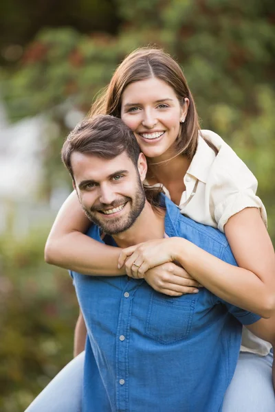 Retrato del hombre que lleva a la mujer —  Fotos de Stock