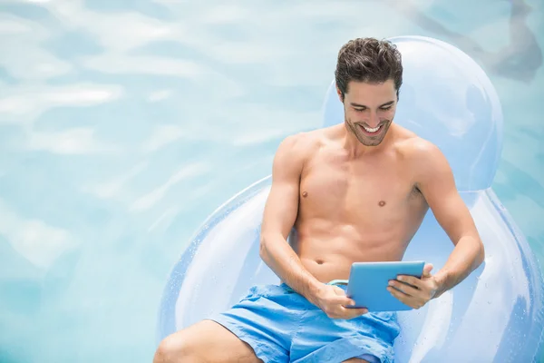 Hombre guapo relajándose en el anillo inflable —  Fotos de Stock