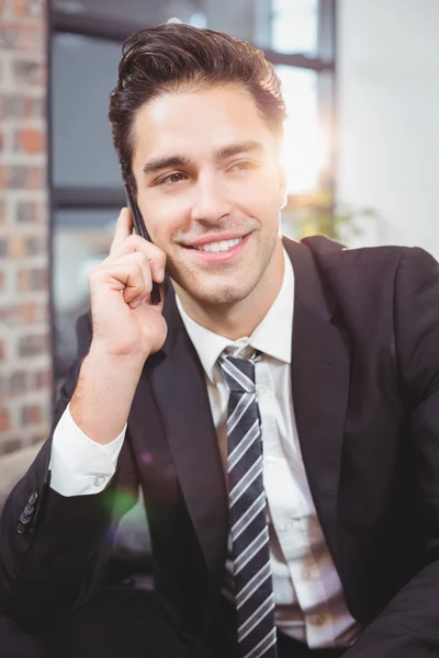 Uomo d'affari che parla sul cellulare — Foto Stock