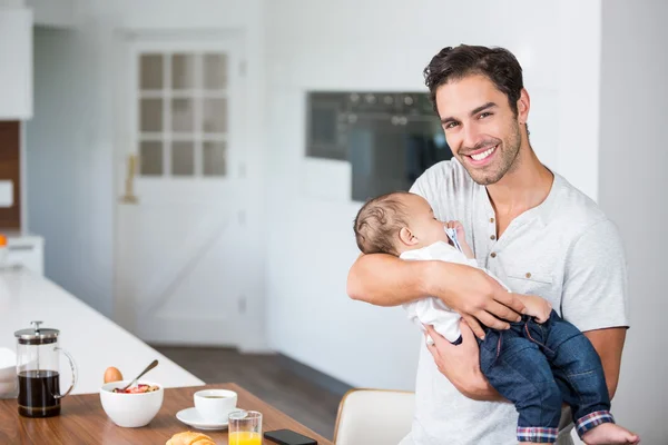 Padre che porta il bambino — Foto Stock