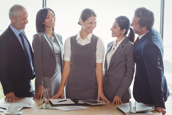 Ondernemers interactie in vergaderruimte — Stockfoto