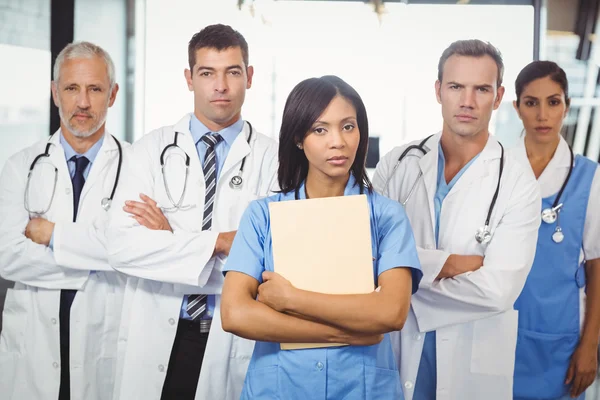 Squadra medica in piedi insieme — Foto Stock