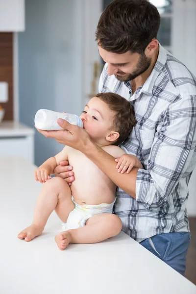 父は息子にミルクを供給 — ストック写真