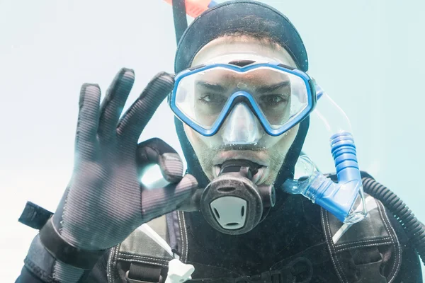 Молодий чоловік на тренуваннях з аквалангу — стокове фото