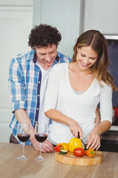 Fru med make i kök — Stockfoto