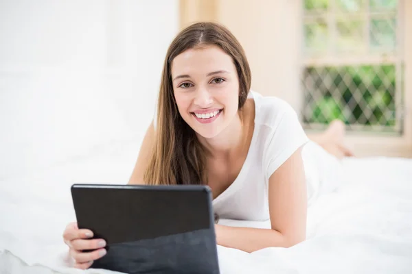 Frau mit digitalem Tablet — Stockfoto