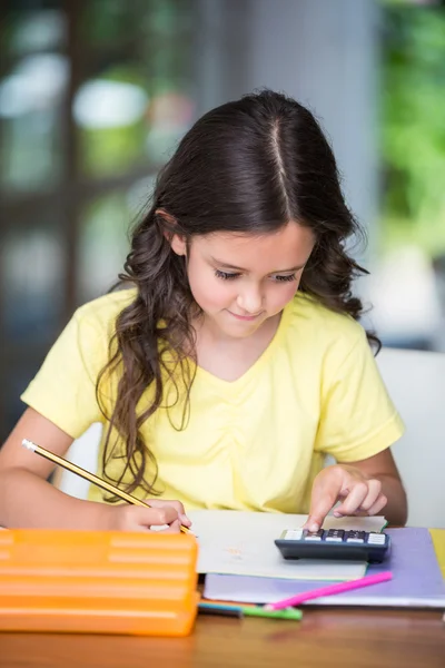 Ragazza che fa i compiti di matematica — Foto Stock