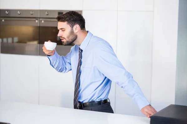 Uomo d'affari che beve caffè — Foto Stock