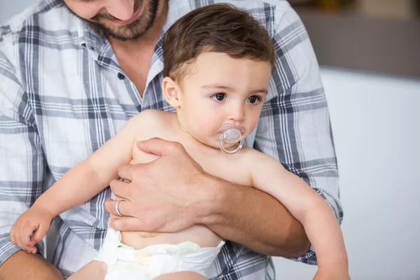 Padre llevando hijo teniendo chupete —  Fotos de Stock