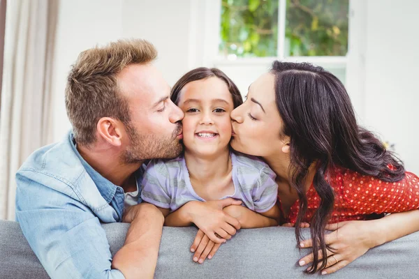 Mamma och pappa kyssa dotter — Stockfoto