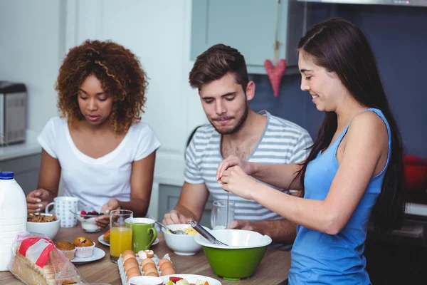 Freunde am Frühstückstisch — Stockfoto