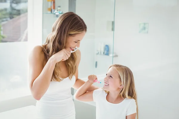 Anne ve kızı dişlerini fırçalıyor. — Stok fotoğraf