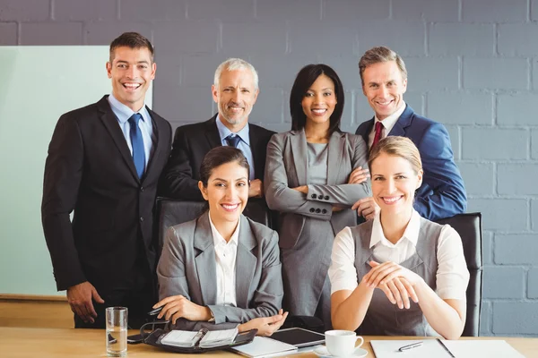 Бизнесмены улыбаются в конференц-зале — стоковое фото