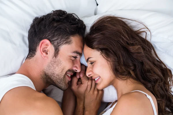 Casal relaxante na cama — Fotografia de Stock