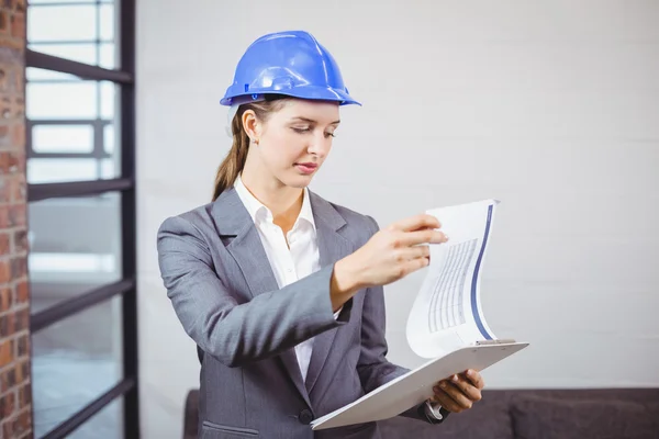 Female architect holding clipboard — Stock Photo, Image