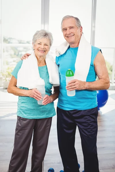 Портрет улыбающейся пожилой пары, держащей бутылку — стоковое фото