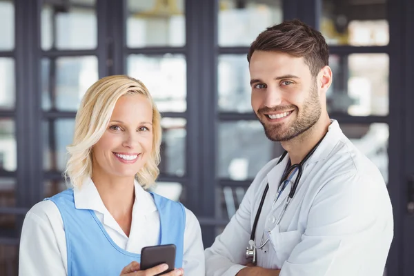 Läkare med mobiltelefon — Stockfoto