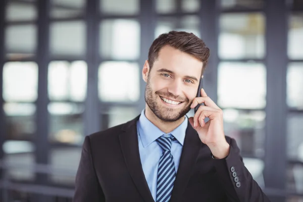 Empresario hablando por teléfono móvil — Foto de Stock