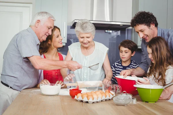 Família preparando comida na cozinha — Fotografia de Stock