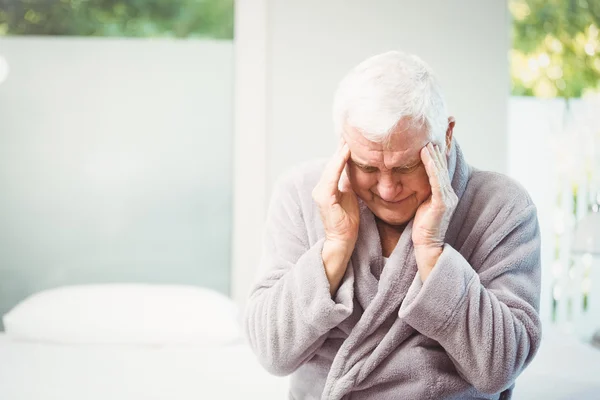 Hombre mayor con dolor de cabeza — Foto de Stock