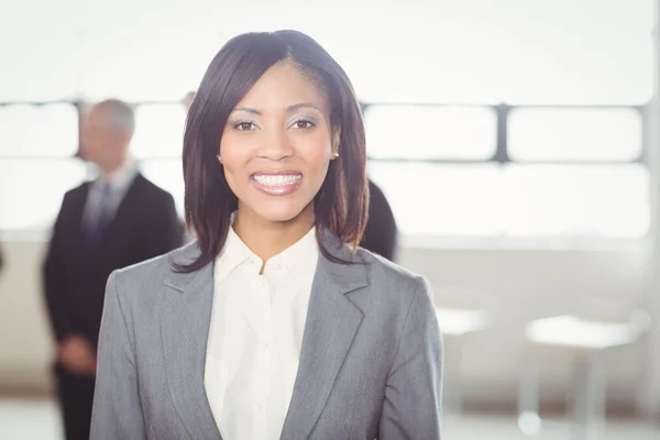 Mujer de negocios sonriendo a la cámara — Foto de Stock