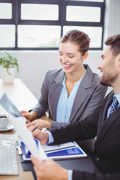 Business människor diskutera över dokument — Stockfoto