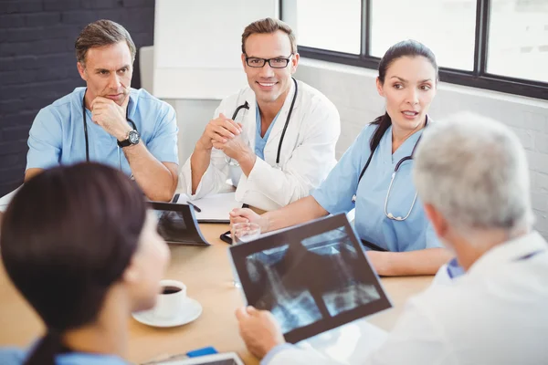 Equipe médica interagindo na sala de conferências — Fotografia de Stock