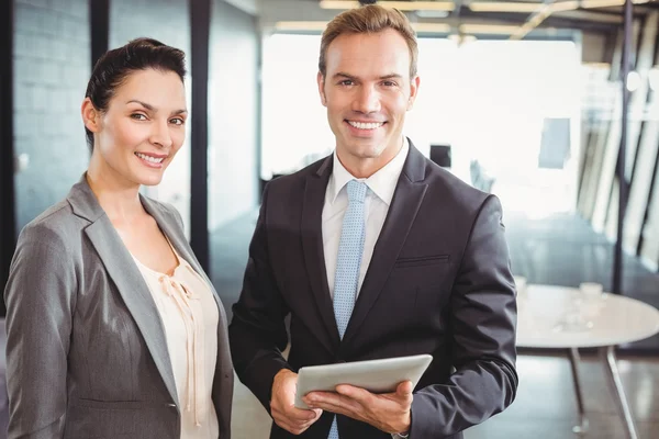 Hombre de negocios y mujer de negocios sosteniendo tableta digital —  Fotos de Stock