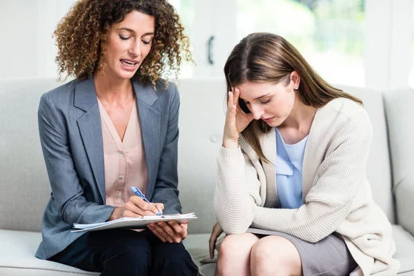 Psykolog rådgivning upprörd kvinna — Stockfoto