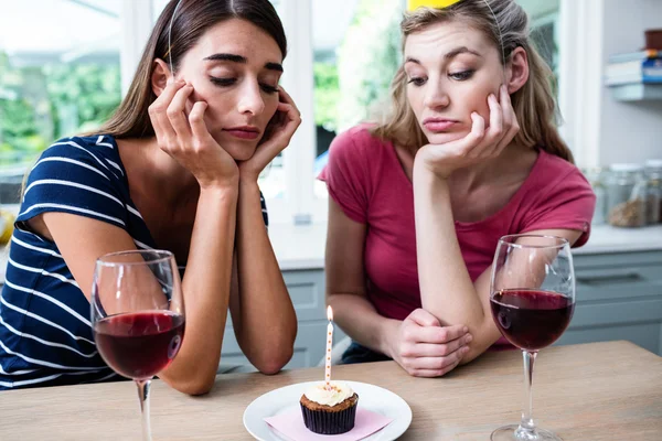 Unglückliche Freunde bei Geburtstagsparty — Stockfoto