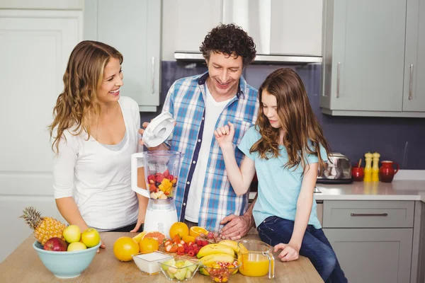 Famille préparant jus de fruits — Photo