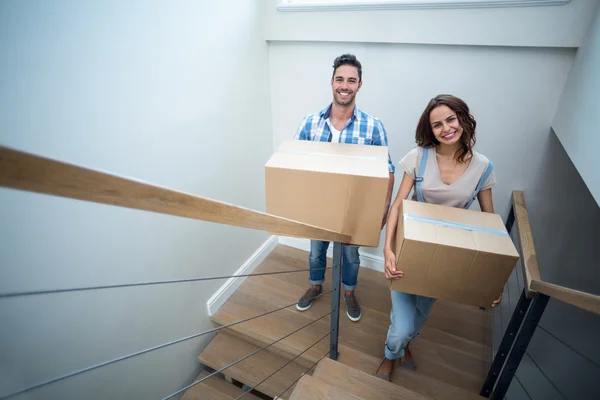 Couple holding cardboard boxes — Stock Photo, Image