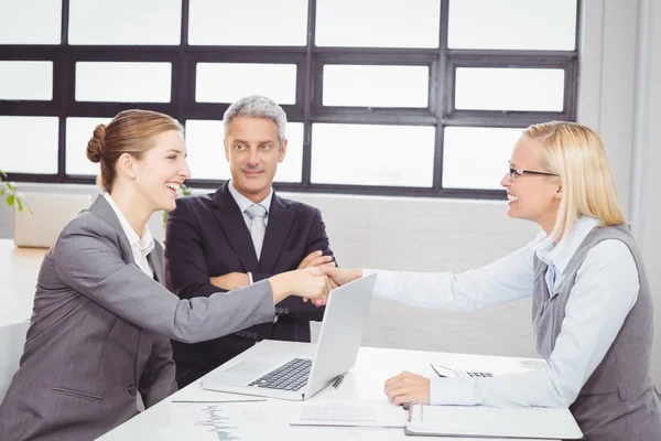 Obchodní lidé handshaking s klientem — Stock fotografie