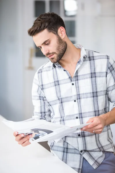 Hombre leyendo documentos en la mesa — Foto de Stock