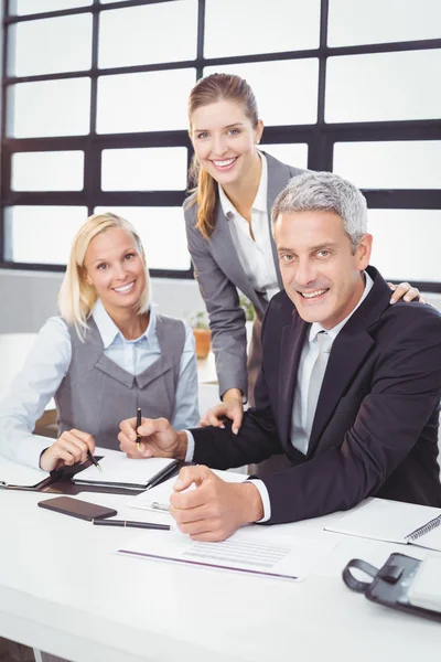 Geschäftsleute im Konferenzraum — Stockfoto