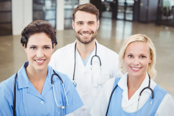 Leende läkare och sjuksköterska — Stockfoto