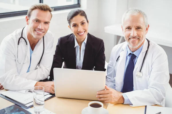 Медицинская команда с ноутбуком в конференц-зале — стоковое фото