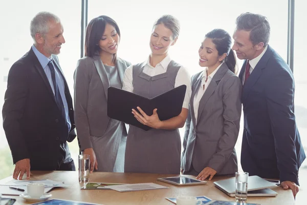 Zakenvrouw kijken naar organisator — Stockfoto