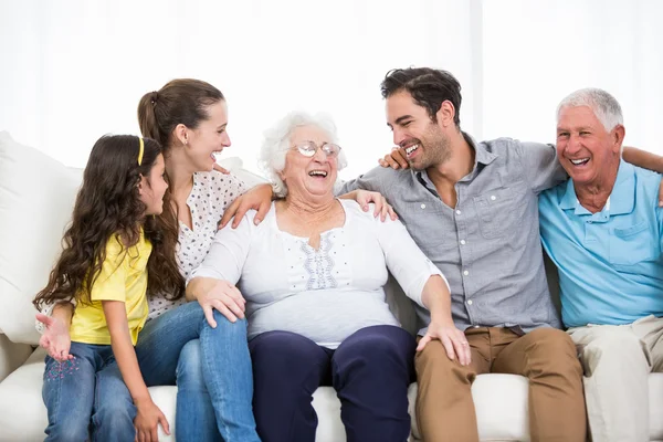 Familie diskutiert mit Großeltern — Stockfoto