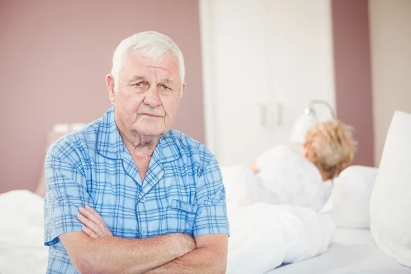 Senior man zittend op bed — Stockfoto