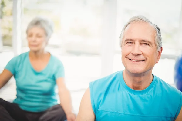 Retrato del hombre mayor sonriendo con su esposa meditando —  Fotos de Stock