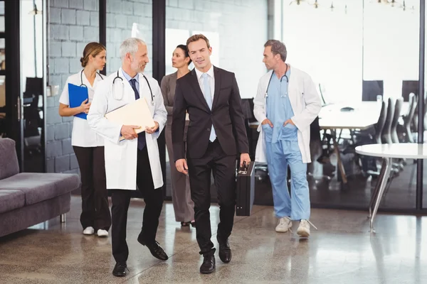 Medicinska teamet Påverkande varandra medan promenader tillsammans — Stockfoto