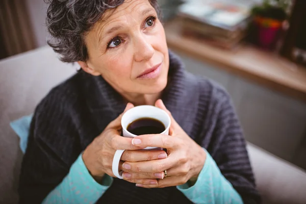 Vrouw met koffiebeker — Stockfoto