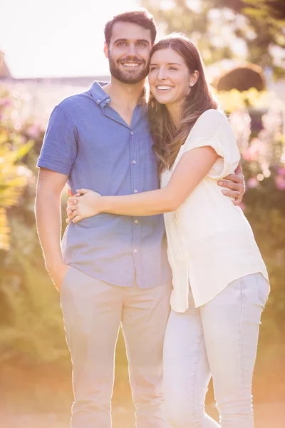 Pareja joven abrazando y de pie —  Fotos de Stock