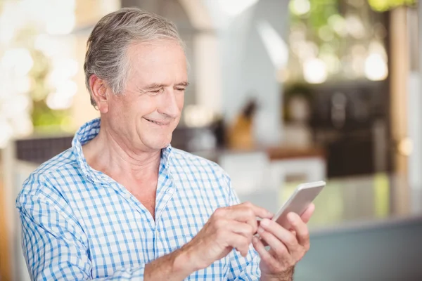 Счастливый пожилой человек с помощью мобильного телефона — стоковое фото