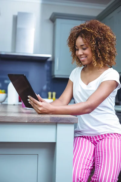 Vrouw met behulp van digitale Tablet PC aan tafel — Stockfoto