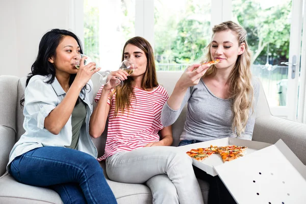 Amigos comiendo bocadillos y bebidas en casa — Foto de Stock